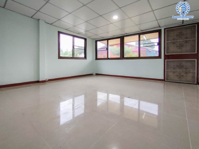 *****ทาวน์เฮ้าส์มือสองย่านนนทบุรี ม.ทรายทองวิลเลจ ติวานนท์ 45 เนื้อที่เยอะถึง 22 ตร.ว. ฟังก์ชัน 3 ห้องนอน 2 ห้องน้ำ 1 ที่จอดรถ บนทำเลเชื่อมต่อใจกลางเมือง ใกล้ห้าแยกปากเกร็ด, เซ็นทรัลแจ้งวัฒนะ, เซ็นทรัลรัตนาธิเบศร์, และรถไฟฟ้าสายสีชมพู "สถานีกระทรวงสาธารณสุข"